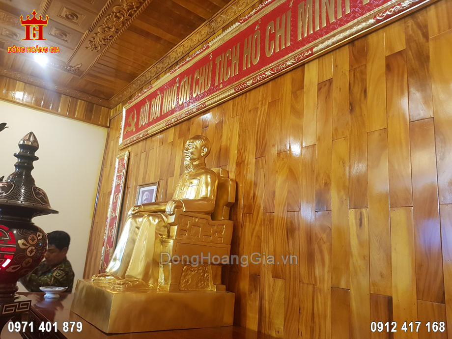 Tượng Bác Hồ dát vàng vô cùng sang trọng được đặt trung tâm ban thờ